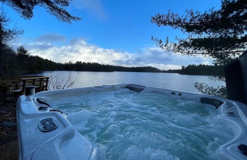Utterson Cottage | The Hatch - your family lakehouse retreat in Muskoka w/Sauna & Hot Tub