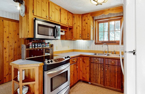 Hartland Cabin | The Hawk's Eye | Lakefront cabin with dock, kayak, fireplace, balcony, grill