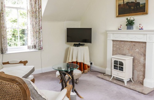 Jedburgh Apartment | THE HAYLOFT APARTMENT, romantic, with a garden in Jedburgh