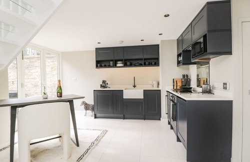 Westonbirt Cottage | THE HAYLOFT, family friendly, with hot tub in Sherston