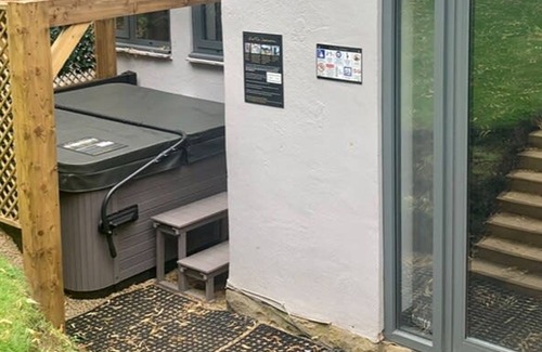 Headingley Apartment | The Headingley House Leeds - Hot Tub - Sleeps Up to 12