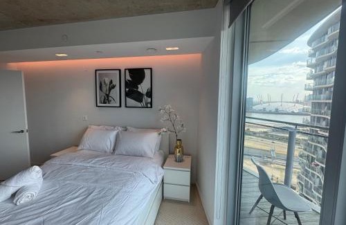 Docklands Apartment | The Heights at Riverline O2 View & AC