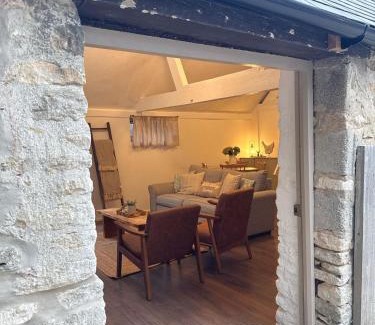 Lechlade House | The Henloft Cotswolds Farm Stay With Pool