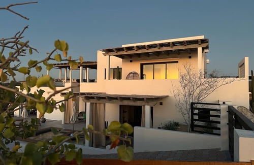 Vinorama House | The Hideaway Loft @ New Seaside Villa w/Infinity Pool, Heated Spa, Beach & Surf