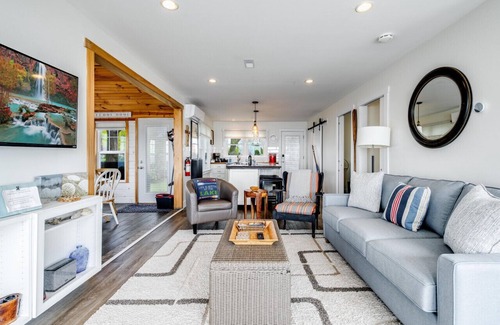Leamington Cottage | The Hideaway on the Lake with Hot Tub!