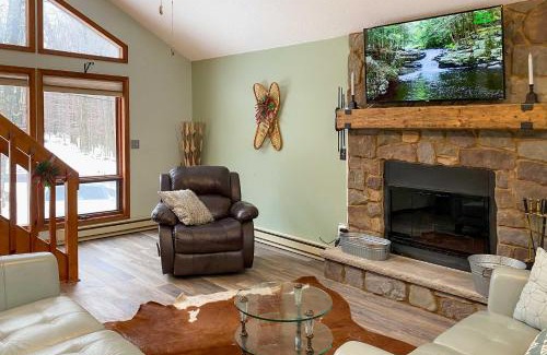Lake Ariel House | The Hideout Cottage with Access to Lakes and Ski Slope