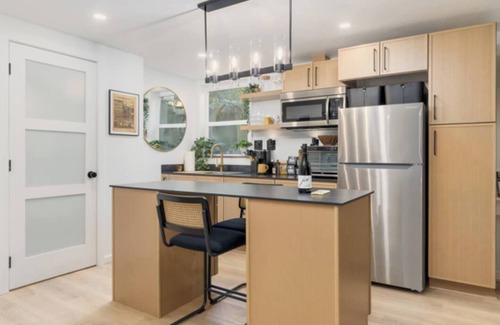 West Eugene Apartment | The Hideout-MidCentury MidTown