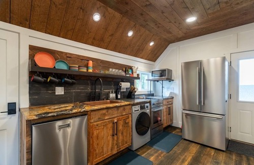 Darby Apartment | The Historic Hart Hotel - Renovated 2024!