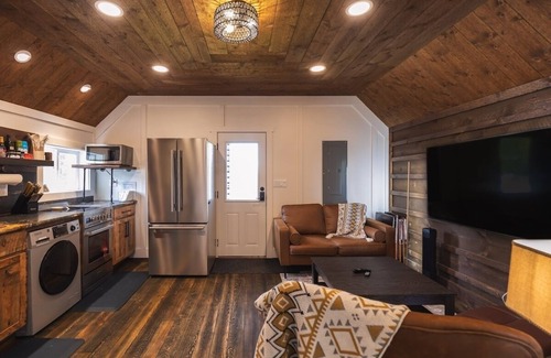 Darby Apartment | The Historic Hart Hotel - Renovated 2024!