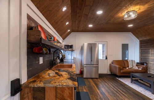 Darby Apartment | The Historic Hart Hotel - Renovated 2024!