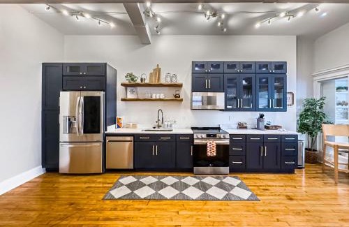 Downtown Cincinnati Apartment | The Historic Lyric Presidential Suite