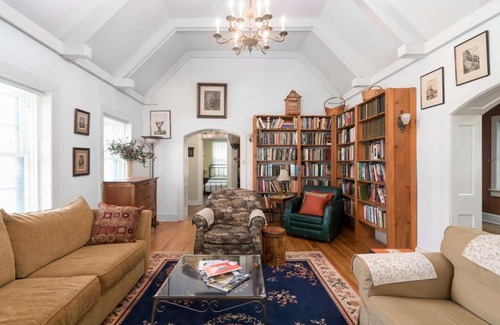 Georgetown House | The Hobbit House