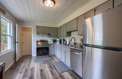 Logan Cottage | The Hocking Cottage: WiFi/Hot Tub/Arcades/Fire Pit/Streaming Tv: On 10 Acres