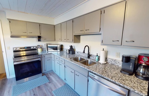 Logan Cottage | The Hocking Cottage: WiFi/Hot Tub/Arcades/Fire Pit/Streaming Tv: On 10 Acres