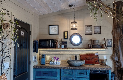 Sevierville Cabin | 🐝The Honey Hole Luxury Treehouse In The Smokies🍯