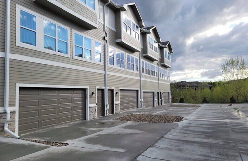 Elkhorn House | The HoneyBee at Coventry Rows