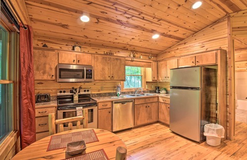 Helen Cabin | ‘The HoneyBee’ Cabin w/Private Porch + Hot Tub