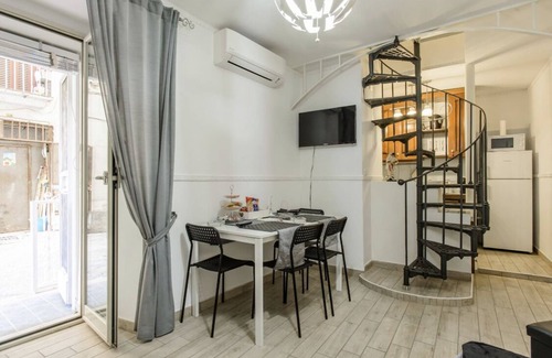 Quartieri Spagnoli House | The house is located in the heart of Naples, close to via Toledo and via Chiaia.