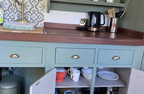 Ormskirk Apartment | The Hut -Cosy Shepherds Hut with Countryside Views