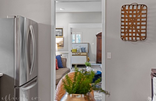 Sayles Blvd. Area House | The Iconic -make your stay legendary!