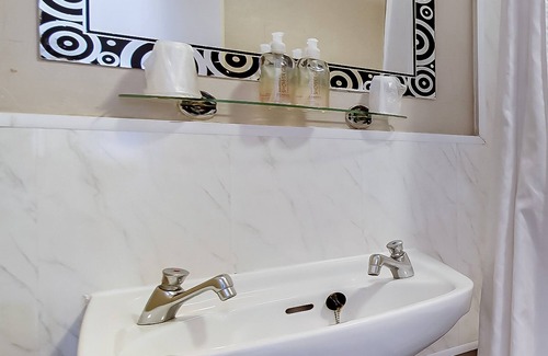Londonderry House | The Iona Inn
