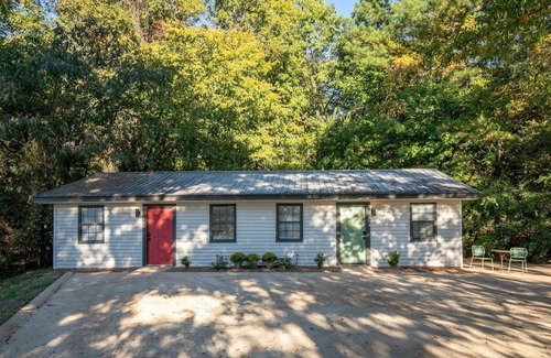Oxford House | The Ira, 1 BR Queen Duplex by Velvet Ditch Villas