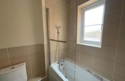 Peterborough House | The Iris house is close to city centre and is ideal for tourists, visiting family members or work related activities including contractors