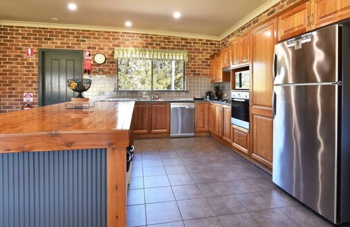 Lovedale House | The Ironstone Lodge vineyard 6Bed with ensuites large group retreat