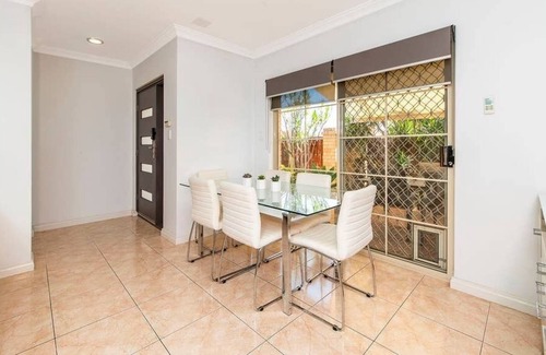 Victoria Park House | The Jewel of Vic Park bfamily home 3BD 2BTH