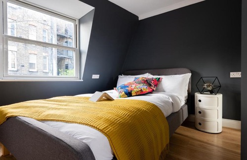 Royal Borough of Kensington and Chelsea Apartment | The Kensington Palace Mews - Bright & Modern 6BDR House with Garage