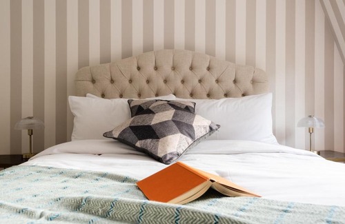 Royal Borough of Kensington and Chelsea Apartment | The Kensington Palace Mews - Bright & Modern 6BDR House with Garage