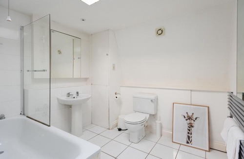 Royal Borough of Kensington and Chelsea Apartment | The Kensington Palace Mews - Bright & Modern 6BDR House with Garage