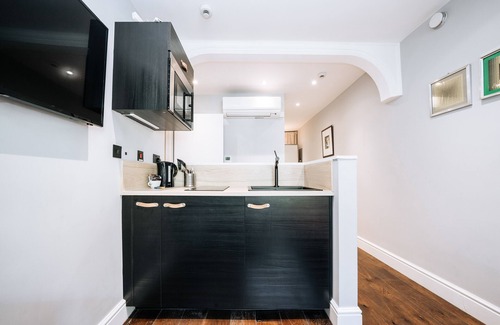 Kensington Apartment | The Knaresborough by Aura Collection