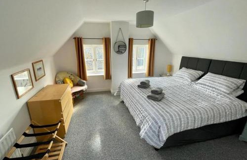 Bridport Apartment | The Knots-Spacious 3 bedroom apartment in Bridport