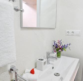 Arsa Hotel | The Lake House