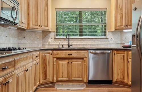 Bismarck House | The Lake Lodge at Remember When Cabins with Hot Tub and outdoor fireplace