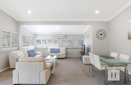Mannering Park House | The Lakehouse