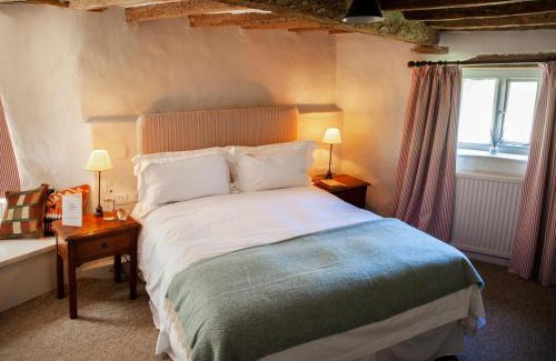 Ascott-under-Wychwood Hotel | The Lamb Inn