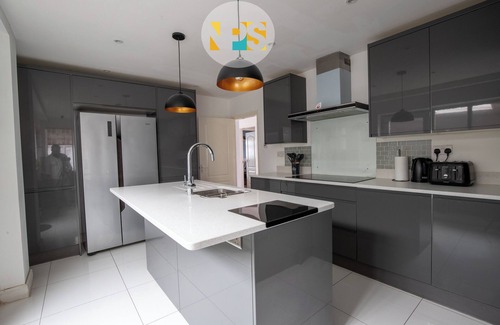 Marston Green Villa | The Laurels - HS2 Contractors, NEC, BHX Airport Stays, Sleeps 12, Free Parking