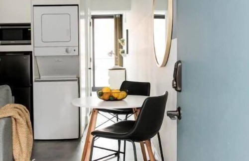 Virginia Highland Apartment | ~The Lillian~ Downtown Rooftop Skyline Cozy
