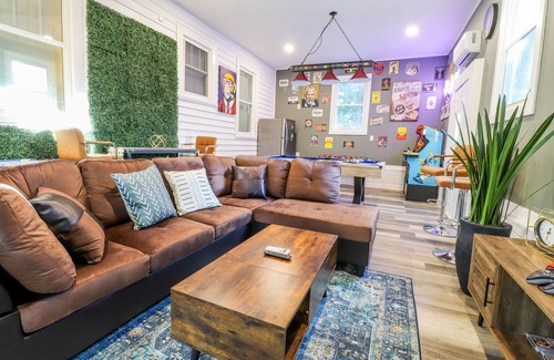 Greensboro Cottage | The lions den walk to coliseum/ 1 min to UNCG / 3 mins to Aquatic center