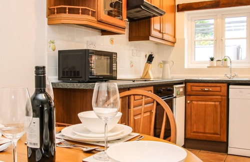 Abberley Cottage | THE LITTLE BEEHIVE, pet friendly, with hot tub in Abberley