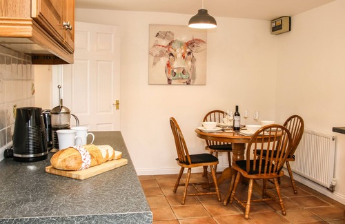 Abberley Cottage | THE LITTLE BEEHIVE, pet friendly, with hot tub in Abberley
