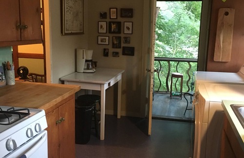 Winchester Cottage | The Little House. Historic 2-BR waterfront cottage in Winchester w/WiFi, AC