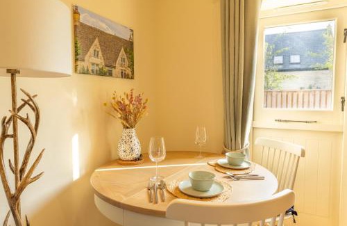 Burford Apartment | The Little Stable - Cosy 1 Bed Cottage in Burford