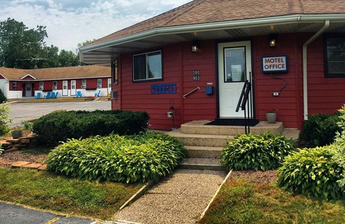 Mount Horeb House | THE LITTLE VILLAGE , 2 Full Beds 107