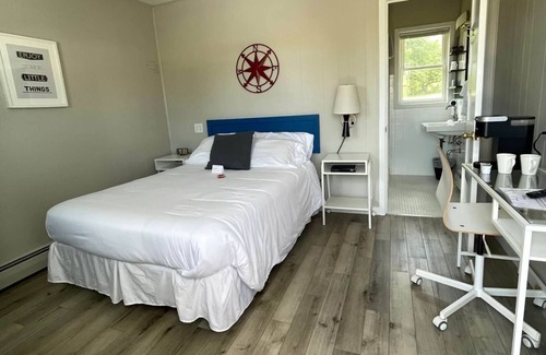 Mount Horeb House | THE LITTLE VILLAGE , Queen Room 110