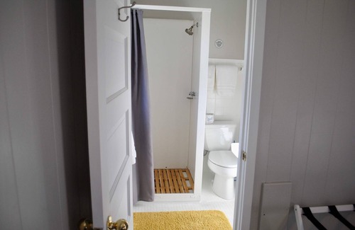 Mount Horeb House | THE LITTLE VILLAGE , Queen Room 110