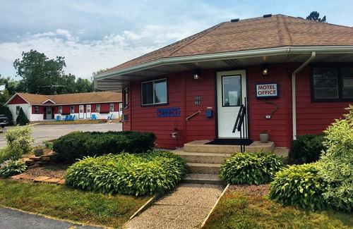 Mount Horeb House | THE LITTLE VILLAGE , Queen Room 110