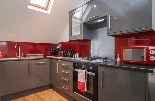 Milton-under-Wychwood House | THE LITTLE WHITE COTTAGE, family friendly in Milton-Under-Wychwood